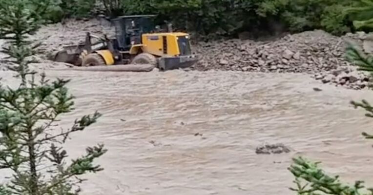 九寨沟景区局部受短时强降雨引发泥石流 滞留游客正有序安全撤离，无人员伤亡