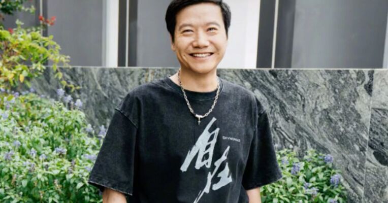 雷军晒照身穿小米澎程T恤 项链格外抢眼 网友搜同款项链仅售8.8元