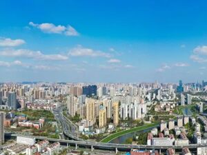 冲击“两万亿GDP”，腰部城市“混战”