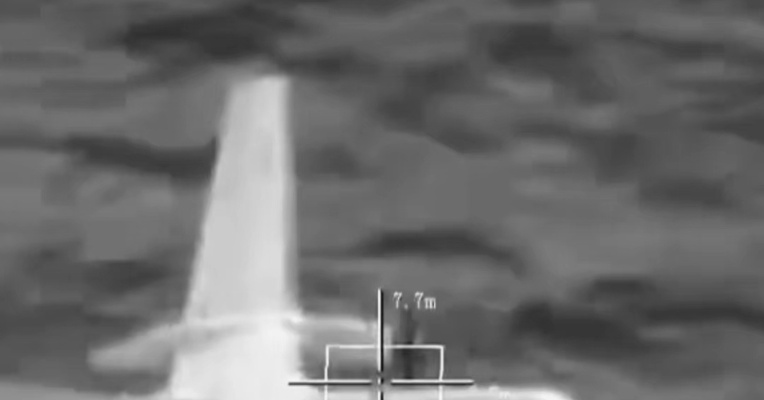 现场视频！解放军555舰做好对空抗击准备，飞行员警告：菲律宾军机，我是中国空军，你距离我黄岩岛领空40千米，不要抵近，否则将遭到拦截