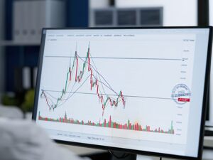 10倍牛股“腰斩”后遭重要股东快速减持近3%股份，机构预测公司未来两年净利增速有所回落