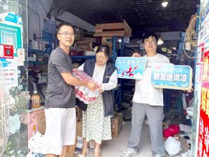 高品质生活｜高温下最“凉”的风景线 多个街道社区给一线户外劳动者送消暑礼包
