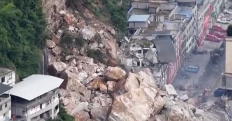 重庆彭水山体崩塌致51人遇难，10人失联，灾害处置工作进入灾后重建阶段，325小时不间断搜救，陆上承灾区域搜寻完毕