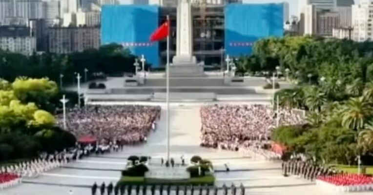 10万人南昌八一广场观看升旗，人民军队99岁生日快乐！昨晚来自五湖四海的人早早地汇聚于此，彻夜等候......