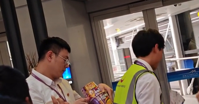 祥鹏航空回应航班延误发过期方便面：所有餐食均回收 补偿200元并致歉