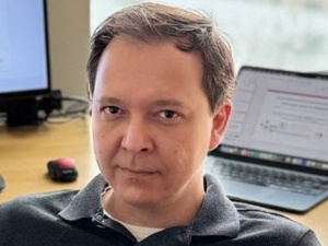 美国为何留不住杨植麟？专访杨植麟博导、前苹果AI主管Russ Salakhutdinov：他毅然拒绝苹果，一心想回国创业，Kimi K3最独特优势在开源，但判断其实际能力还为时过早