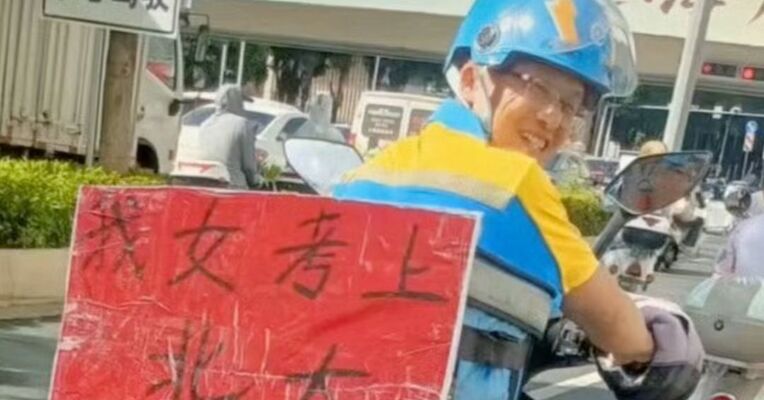 暖心！骑手师傅女儿考上北大，电瓶车挂满饮料请路人喝水，闪送回应外卖员女儿考上北大：承担孩子一年学费