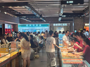 黄金又涨了 深圳水贝商家：昨天一天涨四五十元，消费者“买涨不买跌”