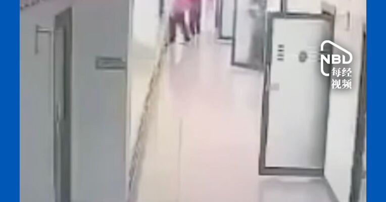 泰国校园枪击案监控曝光：学生迎面撞上枪手，一老师惊险逃生，泰国总理公布凶手作案动机：教育压力所致，8死30余伤