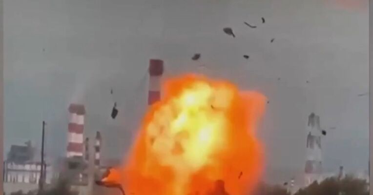 俄罗斯石化重镇遭乌无人机袭击致12人死亡 一先进炼油厂在袭击中受损