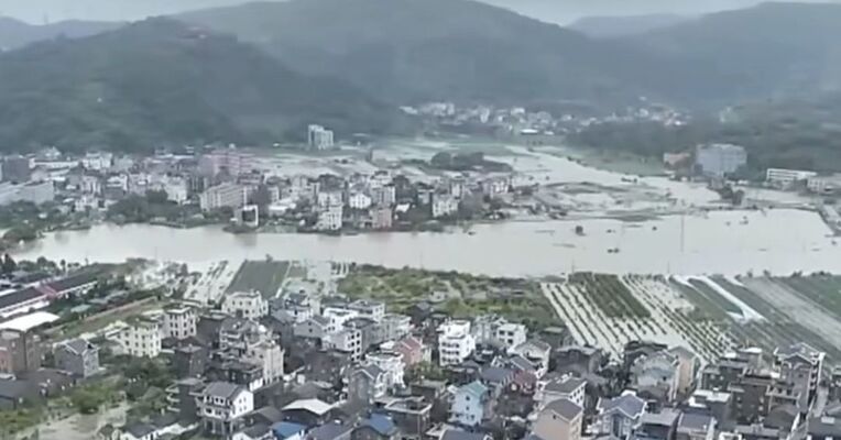 “白海豚”北上西进！专家预判行进路线和暴雨落区：“白海豚”将在鄂豫皖回旋滞留，鄂豫皖山区成特大暴雨高发区域，京津冀地区将有暴雨到大暴雨；水利部滚动会商部署
