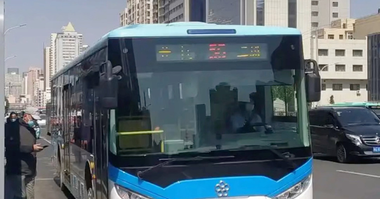 公交司机为应付能效考核不开空调 乘客热得满头大汗 当地回应：考核已停