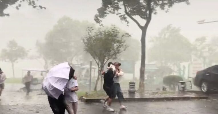 三预警齐发！大暴雨、特大暴雨要来了！台风“白海豚”已进入湖北，不排除龙卷可能性；河南发布红色山洪灾害气象风险预警