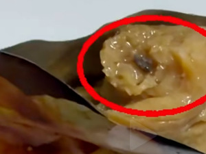 良品铺子鸡胸肉中吃出铁块，消费者获500元补偿，仍坚持要求查明异物来源！客服：无法准确溯源，生产均经合格质检和第三方检测