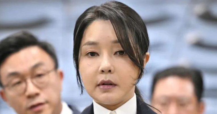 金建希承认收过价值1.3万元名牌包：手拿包是第一夫人的必需品；庭审上反问韩国特检，“你调查过所有第一夫人吗，只查了我吧”