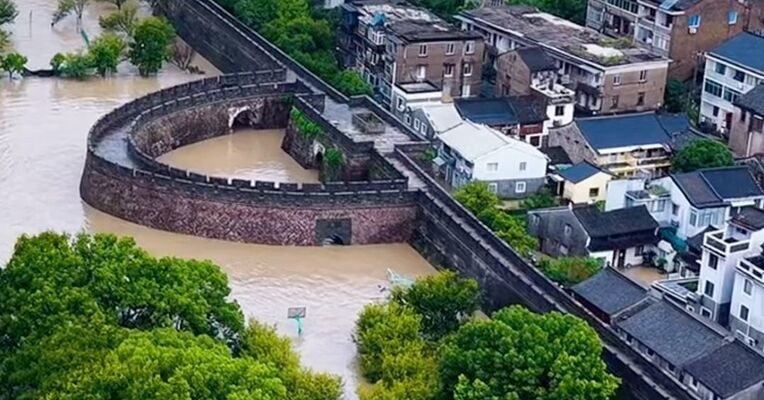 台州千年古城墙成功抵御洪水， 12万只沙袋封堵“7门1洞”，市民：城内安好，只有少量降雨导致的积水