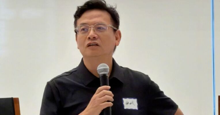 但斌回应质疑：没有恐慌割肉、没有大幅减仓，对AI从未动摇，依旧满仓坚守，不满意的投资者可随时赎回