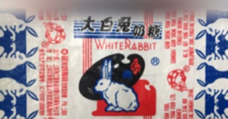 你永远可以相信老辈子的审美，小时候攒的大白兔糖纸，现在被外国人纹在了身上