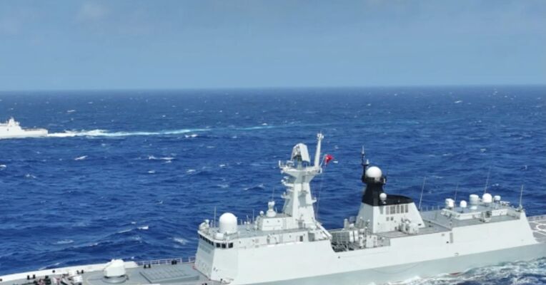 中国海军红河舰与印尼海军“莱”号护卫舰位台岛以东海域圆满完成通航演练
