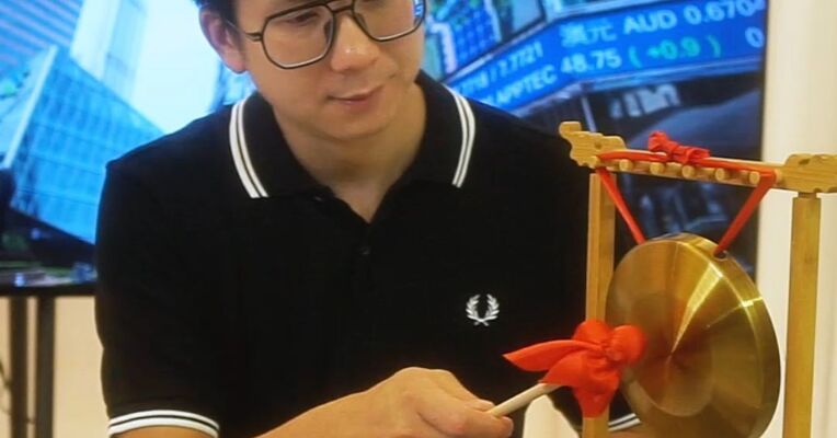 哈工大90后的德斯坦冲港交所，工业机器人“不摸鱼”，具身机器人“不够叻”