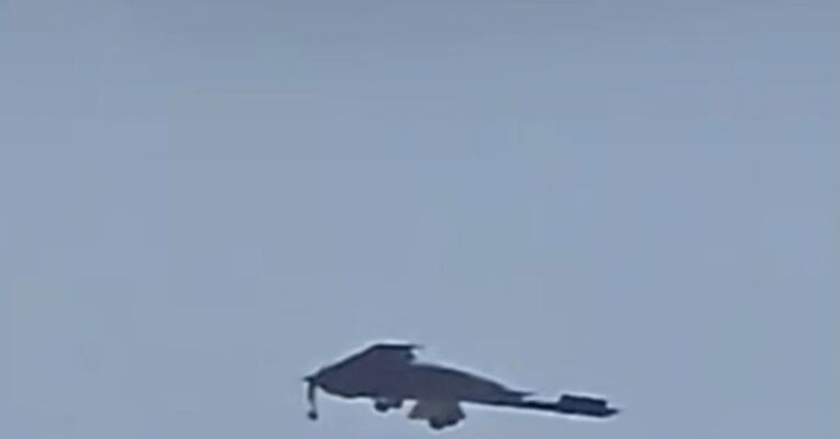 美国网友目击到神秘飞机飞跃空军基地 美媒：可能是绝密的B-21轰炸机 2022年造价预估为7亿美元