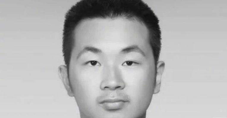 福建福安一船厂发生火灾，起火船只突发猛烈爆炸，消防员池坷杰不幸壮烈牺牲，年仅23岁