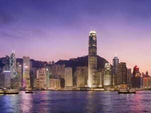 香港上调全年GDP预测至3.5%～4.5% 上半年GDP增长5.1%创近5年新高，出口受AI需求拉动飙涨近三成