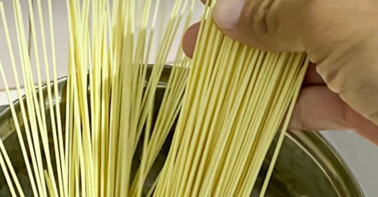 深圳一男子吃母亲煮的已拆封两年挂面后上吐下泻 发烧40℃险进ICU 医生：检出黄曲霉素
