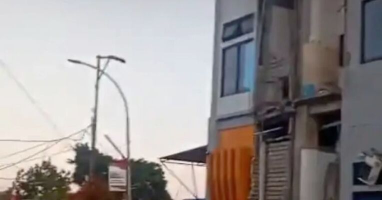 印尼7.7级强震后又发生111次余震 已致20人遇难 暂无外国公民伤亡