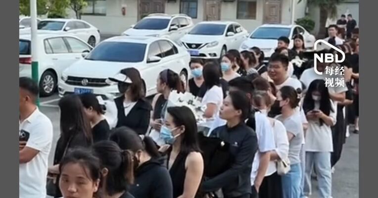 39岁儿科医生心脏骤停离世，近千名患儿家属赶来送别，众多网友发文悼念，妻子回应：他两个微信共两万多好友，每晚挨个回复到凌晨