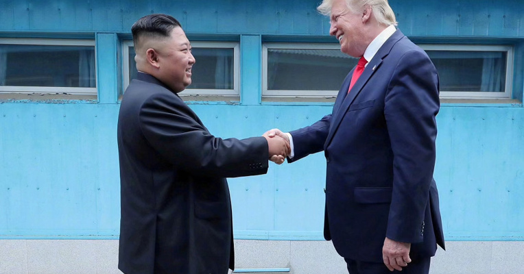 特朗普命令大幅削减美韩军演，称与朝鲜领导人金正恩关系良好，外交部：维护朝鲜半岛和平稳定符合各方共同利益