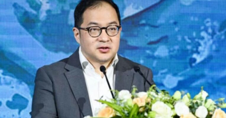 安踏前CEO徐阳发朋友圈首次回应离职 ：“因家庭原因”并非借口，将陪家人留学迁居美国洛杉矶，被视为将始祖鸟带向现象级品牌的关键功臣