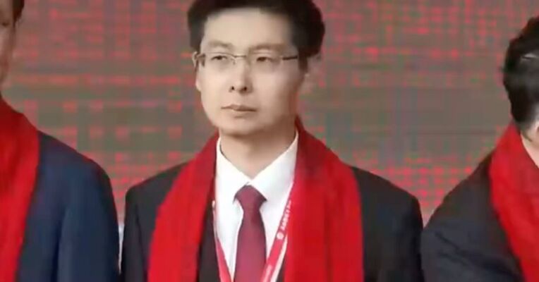宇树科技IPO名场面，王兴兴表情极为平静像“打工人”，按今日开盘价计算，其持股市值已超过千亿，成90后新首富