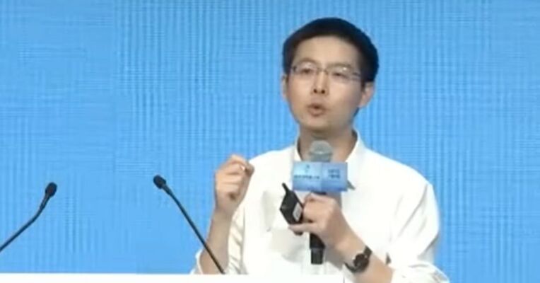 宇树上市后王兴兴首次发声，身着白衬衫亮相世界机器人大会：机器人最大瓶颈是泛化能力不够，快则两三年慢则五到十年有望突破