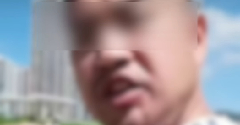 女子在青岛一公园拍照被男子辱骂？警方通报：已立案开展全面调查，违法行为人已到案；文明出行、礼貌待人是每个人的必修课