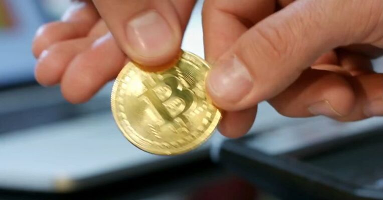 比特币冲上74000美元 加密货币全线飙涨
