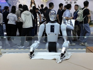 从轮式到双足 银河通用进击人形赛道：安全与泛化仍是现实关卡