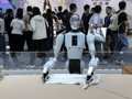 从轮式到双足 银河通用进击人形赛道：安全与泛化仍是现实关卡