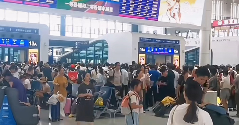 中国铁路：未满14周岁儿童原则上不可单独乘车，乘务人员不具备一对一全程看护条件，不存在“自动托管”服务