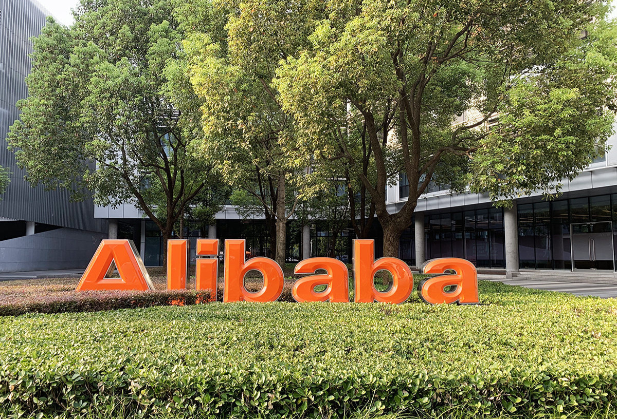 蔡崇信、吴泳铭增持托底，阿里800亿港元配售直面AI资本开支对价大考