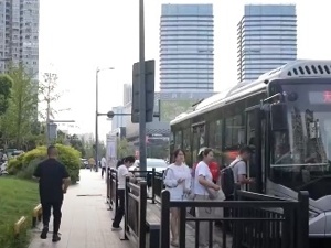 央媒看成都｜巴士换乘站 公交地铁实现“零距离”换乘