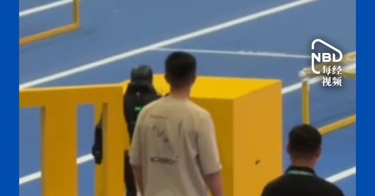 第二届世界人形机器人运动会100米障碍赛，现场听取“哇”声一片，机器人就这样萌萌地爬向终点