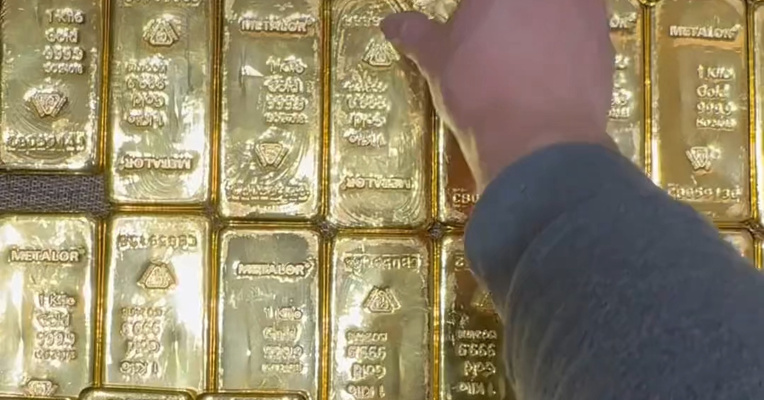 水贝金条，销量大涨 黄金延续连日上涨势头，盘中一度站上每盎司4700美元关口
