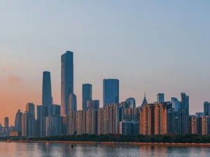 城市24小时 | 这座万亿消费之城，要擦亮一张“旧招牌”