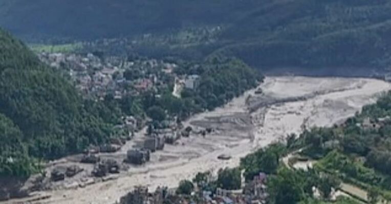 西藏吉隆遭受泥石流灾害已造成3人遇难，265人失联，官兵已抢通300米通往受灾核心区关键道路，西藏吉隆口岸附近存在二次泥石流风险