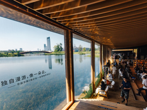 高品质生活｜水下“浮响”，岸边新生 “湖畔书店”更名后全新装修对外营业