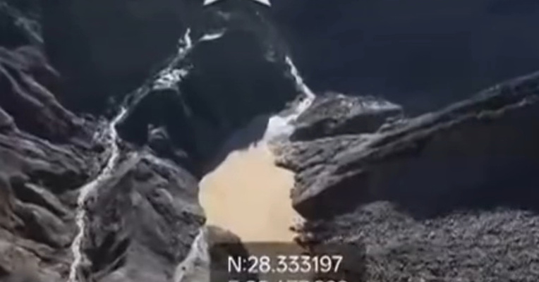 西藏吉隆口岸上游堰塞湖最新全景画面：目前蓄水量超250万立方米，两侧都能看到松动的滑坡体，溃泄风险较高，可能对下游再次造成灾害