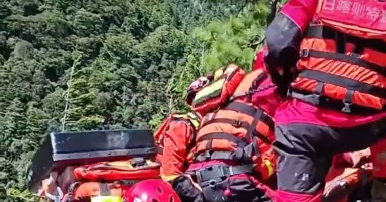 西藏吉隆泥石流已致5人遇难558人失联，挺进吉隆核心受灾区画面曝光！前突小队爬峭壁，“水陆空”全面出击，“就算没有路了，也要走出一条路”