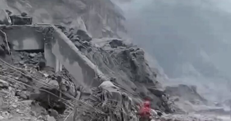 现场视频：吉隆口岸大楼只剩钢筋骨架，救援人员在其中开展拉网式搜救，普热普强藏布堰塞湖下游山体发生滑坡，形成新的堰塞体