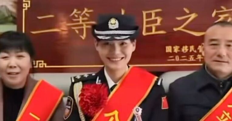 “我好心痛，就一个女儿”，曾参与尼泊尔8.1级地震救援的女警文燕在泥石流灾害中失联，父亲一语泪目：哪怕她伤了残了，只要她还活着我都满意了